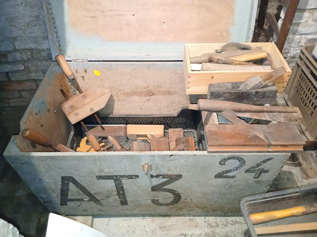 Oud gereedschap met kist, Ophalen