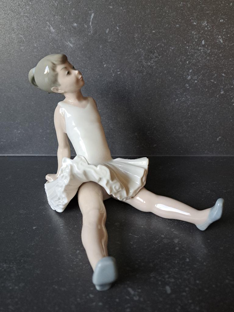 Nao by Lladro "Sitting Ballet Dancer" Ballerina, Ophalen of Verzenden
