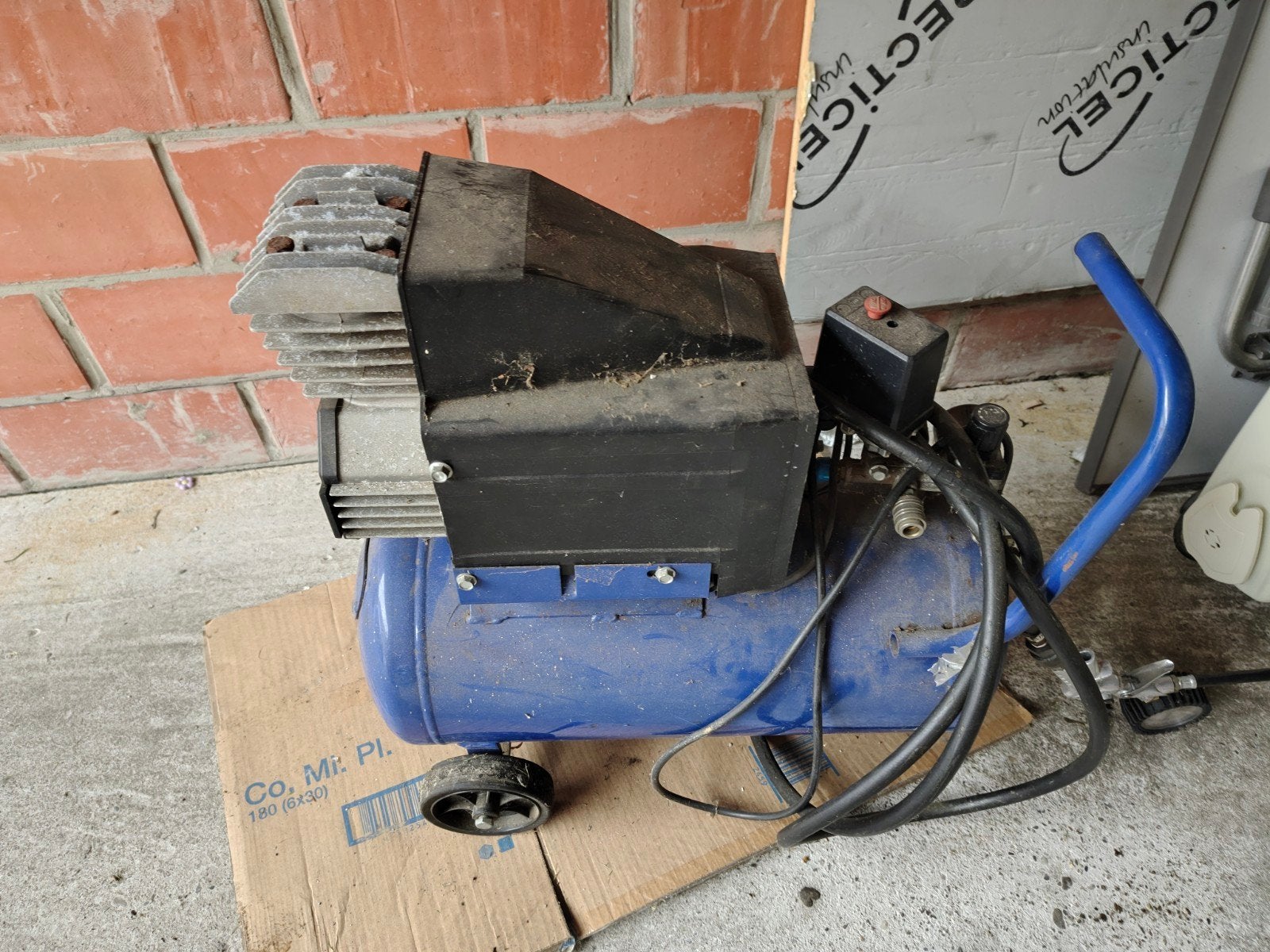 compressor, Doe-het-zelf en Bouw, Compressors, Ophalen, Gebruikt, 6 tot 10 bar, Mobiel