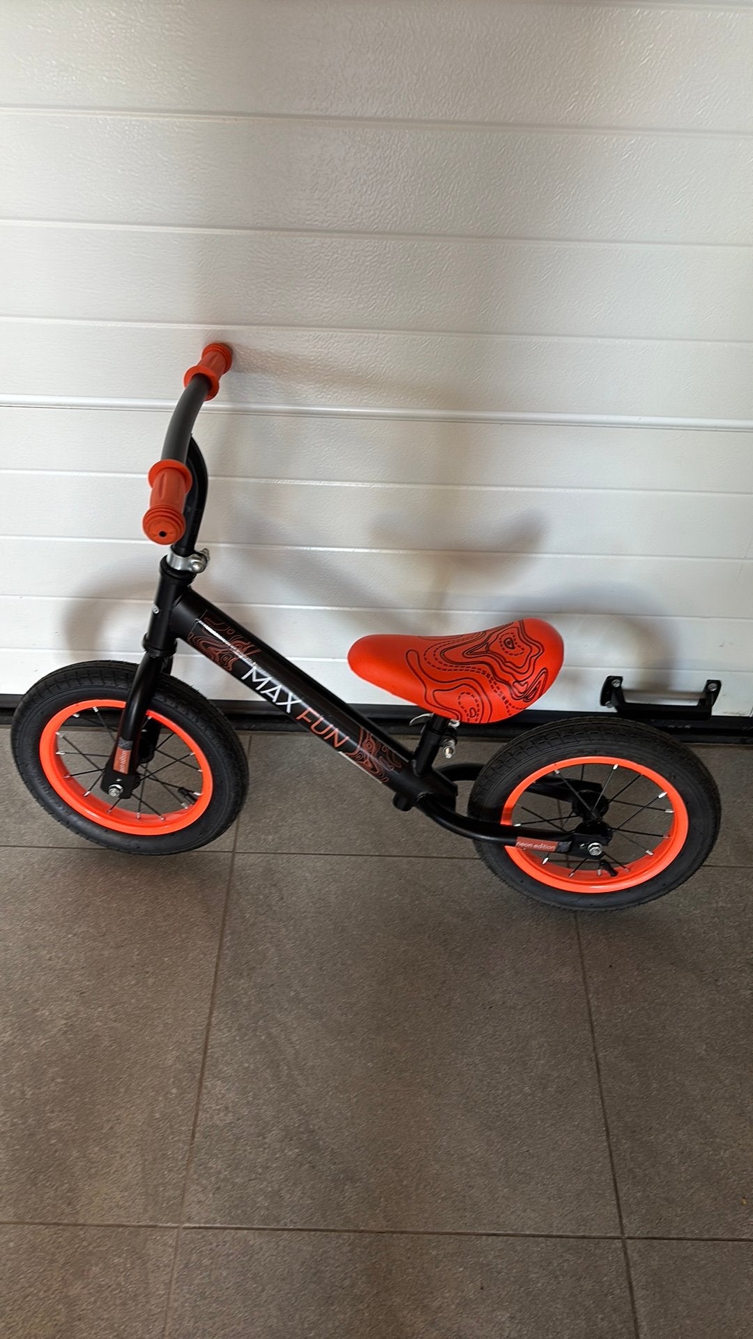 Loopfiets van max fun Neon editie, Ophalen, Zo goed als nieuw, Loopfiets