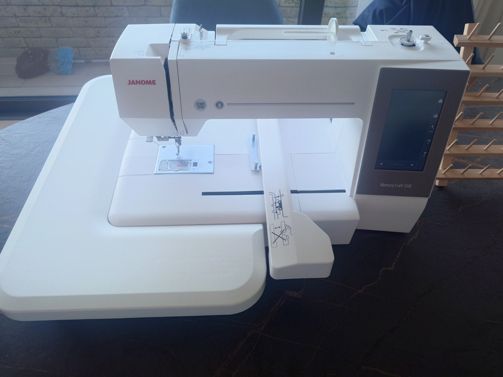 Janome Memory Craft 550E (MC550E), Hobby & Loisirs créatifs, Enlèvement, Comme neuf, Broderies à la machine, Machine à broder