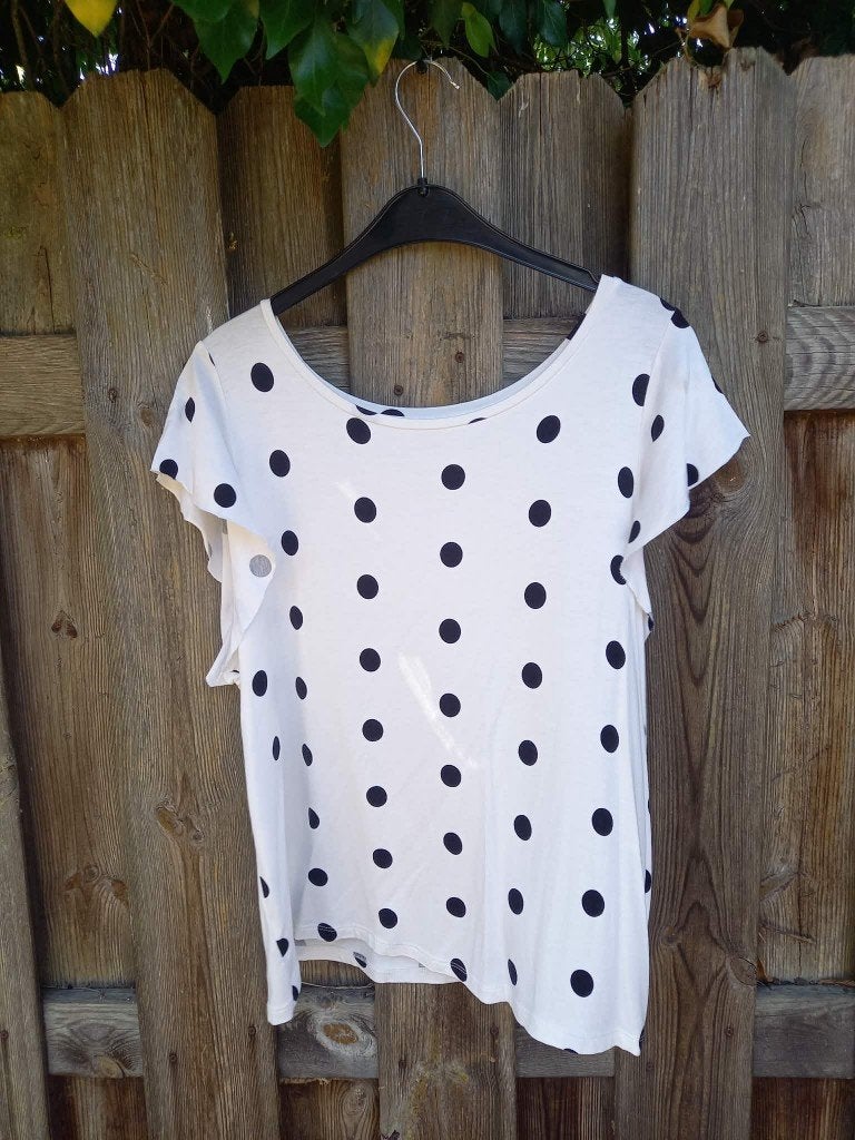 T-shirt wit met zwarte bollen, volantmouwtjes, maat 48/50, Kleding | Dames, T-shirts, Ophalen, Maat 46/48 (XL) of groter, Wit