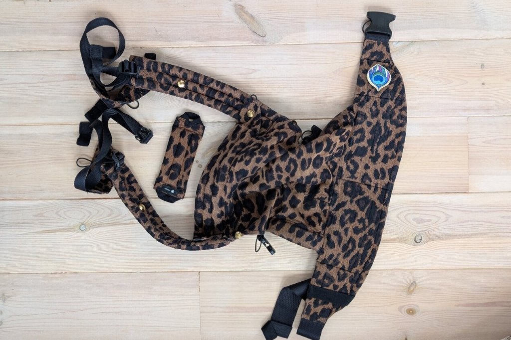 Artipoppe Zeitgeist draagzak, leopard classic, Buik of Rug, Zo goed als nieuw, Draagzak, Ophalen