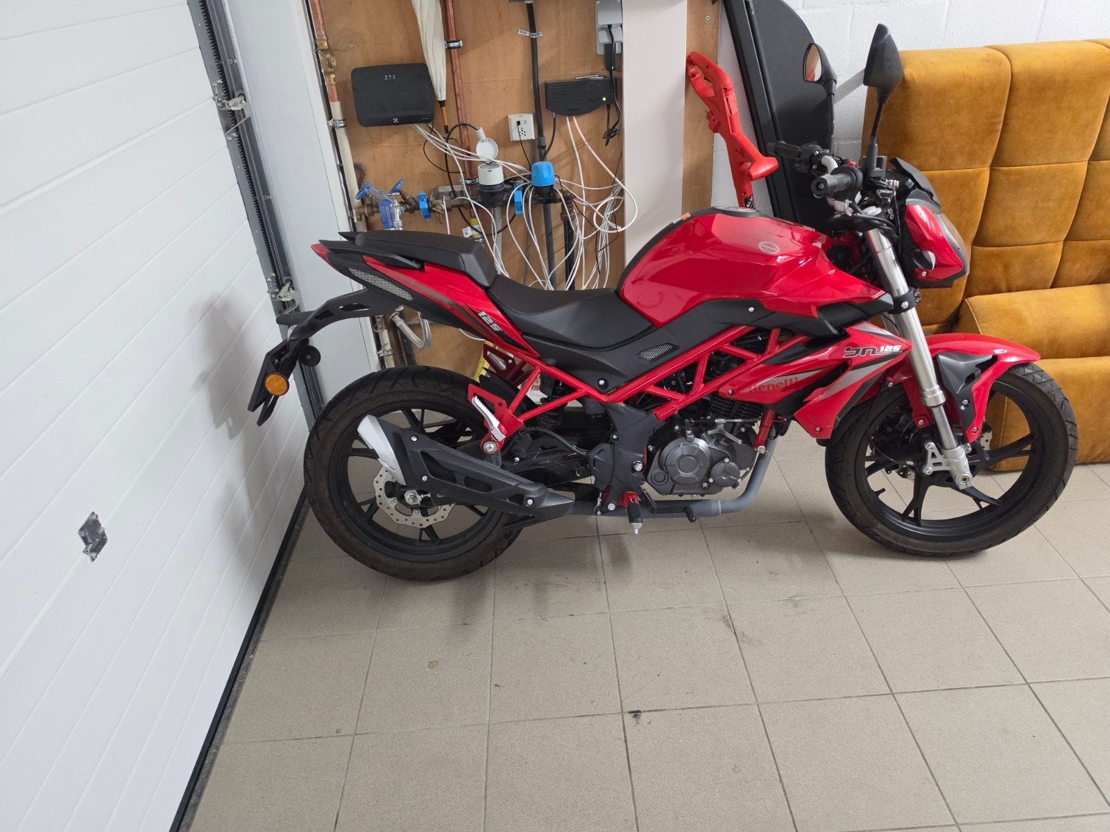 benelli 125cc BN bj2020 3360km met helm vest handschoenen, Motos, Occasion, Jusqu'à 11 kW, Permis Moto A1 minimum, 1 cylindre