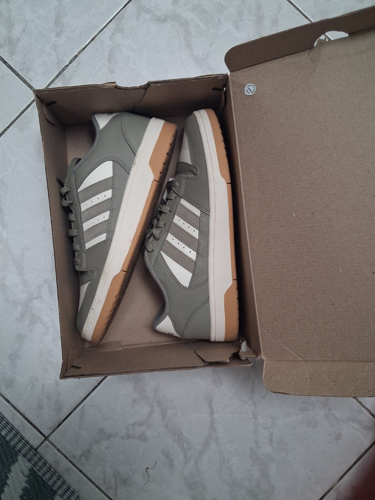 Adidas  homme pointeur 41, Enlèvement ou Envoi