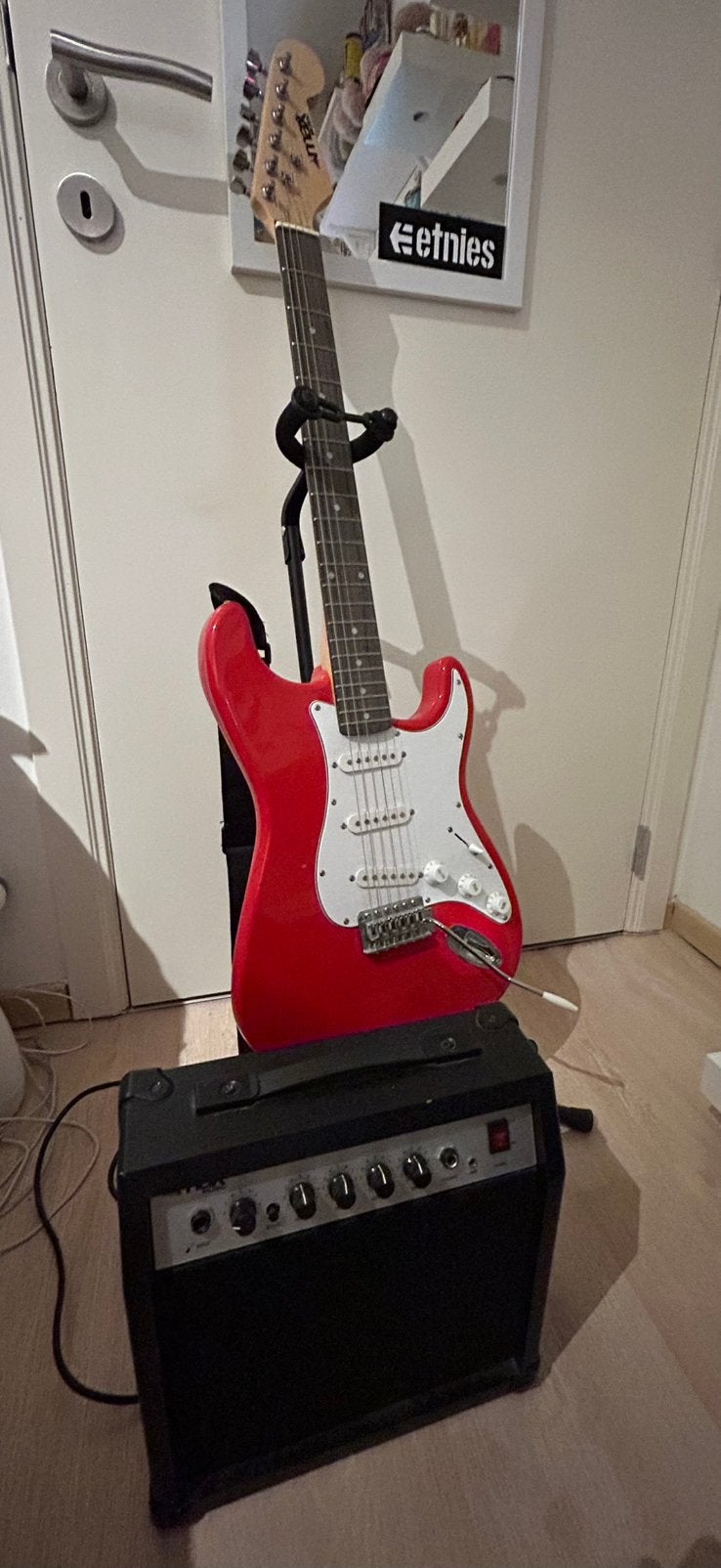 Elektrische Gitaar Rood merk MaxMusic, Ophalen, Zo goed als nieuw