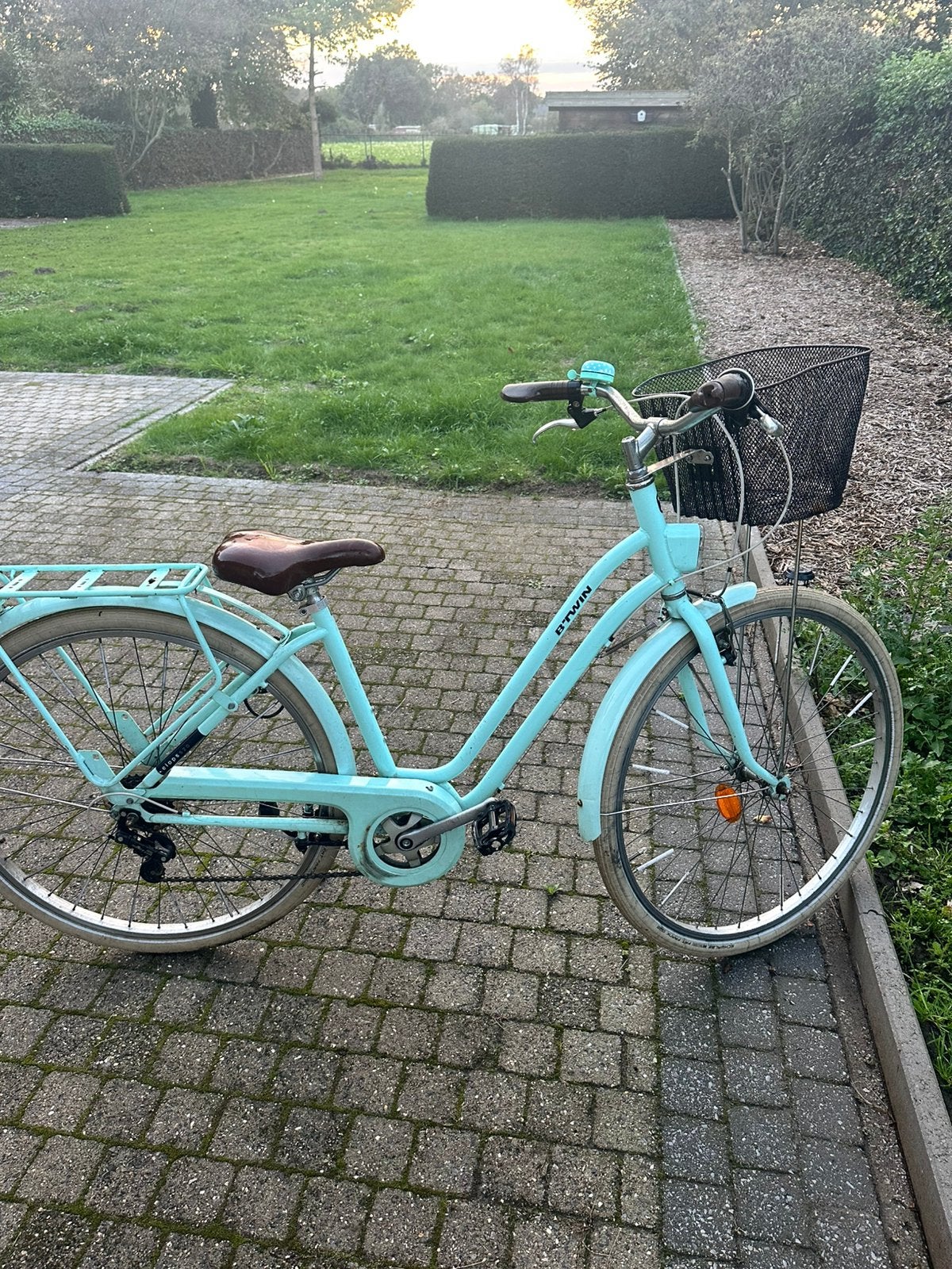B’TWIN Elops 520 stadsfiets lichtblauw 6 versnell –met mand, Fietsen en Brommers, Ophalen, Gebruikt, Versnellingen