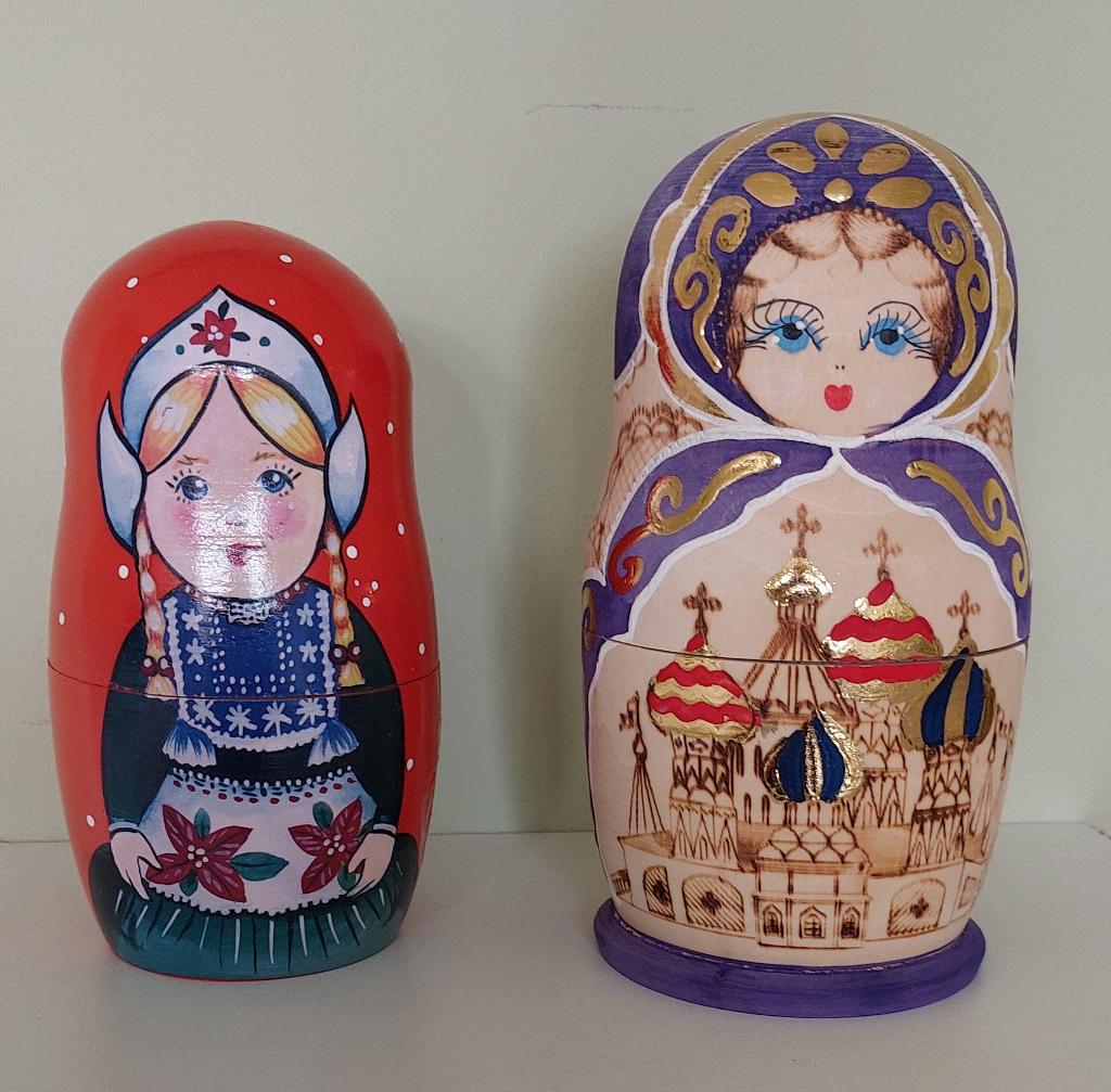 2 matroesjka nesting dolls babushka houten poppen 4 en 5-del, Verzamelen, Ophalen of Verzenden, Zo goed als nieuw