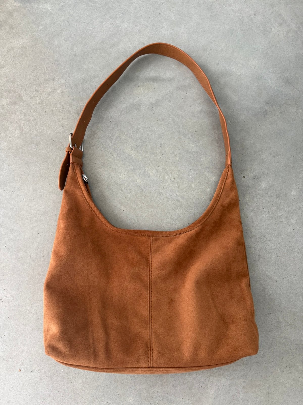 NIEUWE bruine suede handtas incl toilettasje, Handtassen en Accessoires, Ophalen of Verzenden, Nieuw, Bruin, Handtas