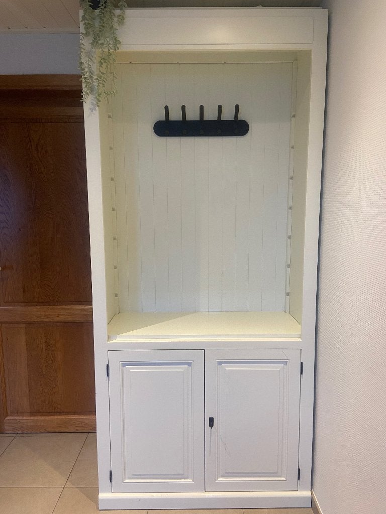 Witte wandkast, Enlèvement