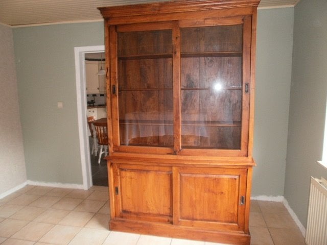 Grote vitrinekast van teak in nieuwe staat!, Huis en Inrichting, Kasten | Vitrinekasten, Ophalen, Met deur(en), 100 tot 150 cm