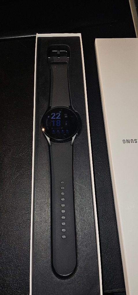 Samsung Galaxy Watch 4 (40mm) - NEUVE / Jamais portée, Bijoux, Sacs & Beauté, Montres connectées, Étanche, Comme neuf, Noir, Enlèvement