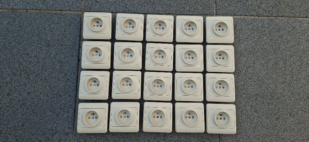 20x prises Niko PR20 ivoire, Enlèvement, Comme neuf, Autres marques, Prise de courant