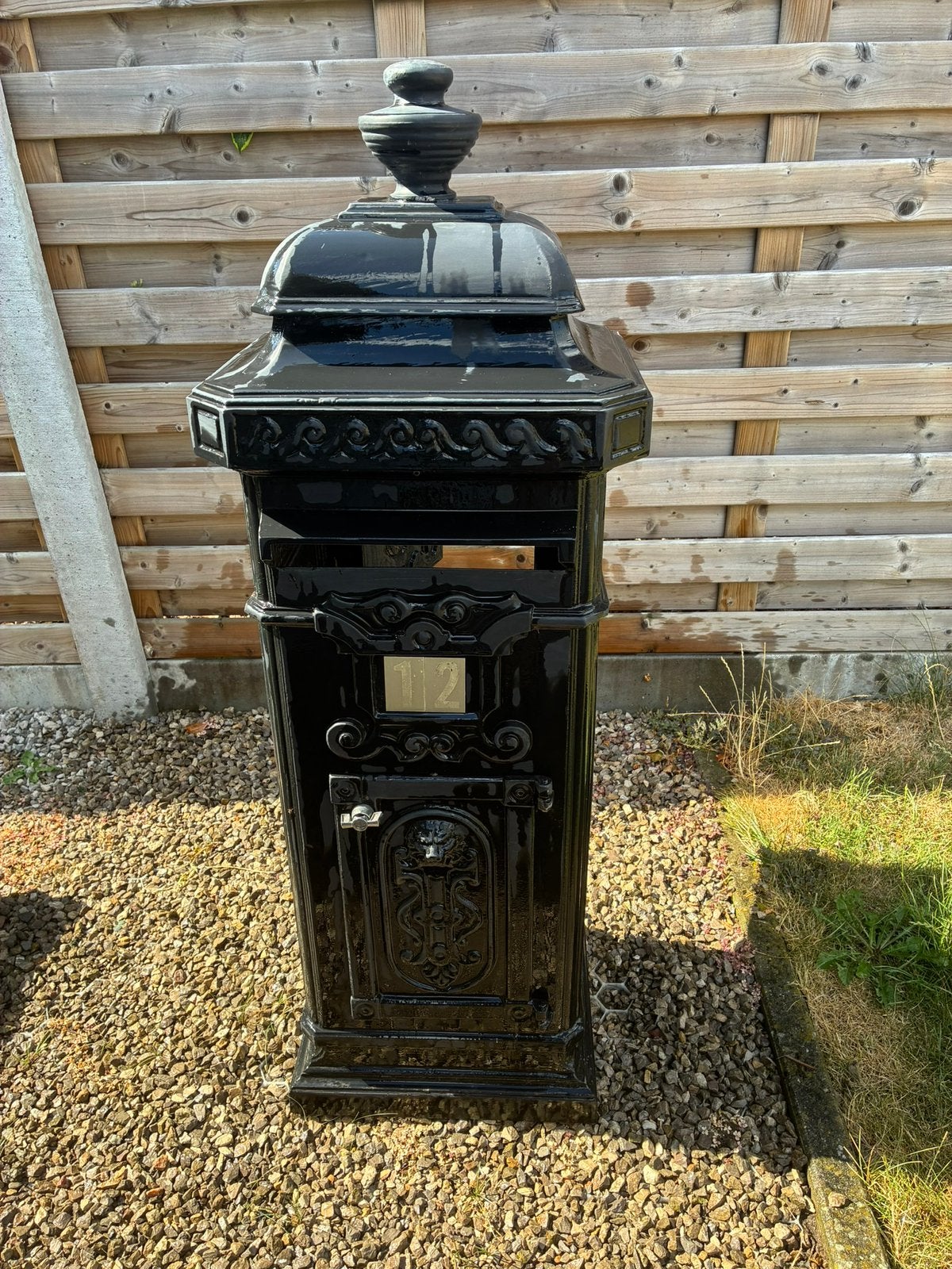Staande brievenbus Engelse stijl — gietaluminium, Tuin en Terras, Brievenbussen, Ophalen, Zo goed als nieuw, Aluminium, Staande brievenbus