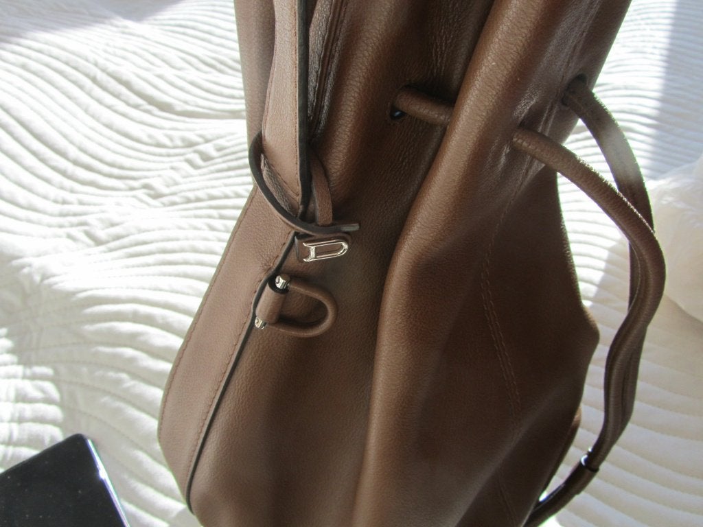 DELVAUX Sac AMAZONE fauve-cognac siglé, Envoi