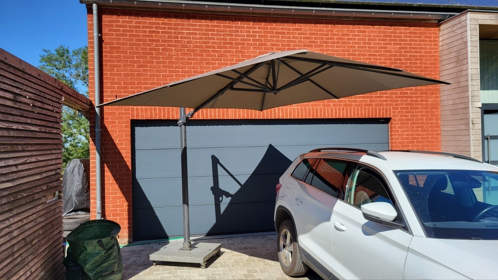 Parasol flottant 3x3m brun taupe 4 saisons. Avec pied en mar, Jardin & Terrasse, 3 à 4 mètres, Étanche, Comme neuf, Parasol flottant