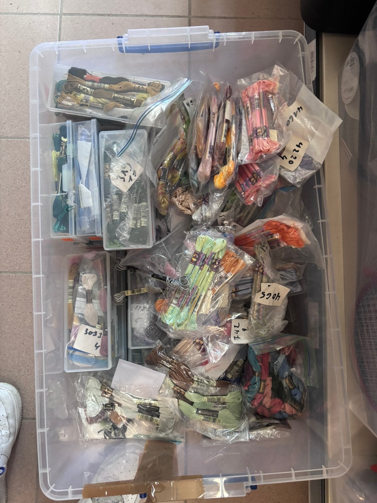 Te koop: grote partij DMC borduurgaren – 1650stuks, Hobby en Vrije tijd, Ophalen, Zo goed als nieuw