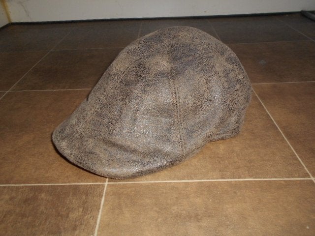 Nieuwe pet / klak in bruine leder-look, Kleding | Heren, Ophalen of Verzenden, Nieuw, Pet