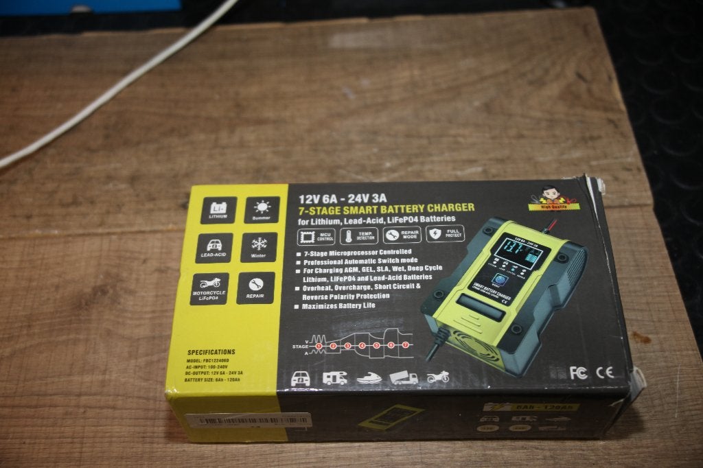 BATTERIJ LADER 12V OF 24V MAX.6A, Ophalen of Verzenden