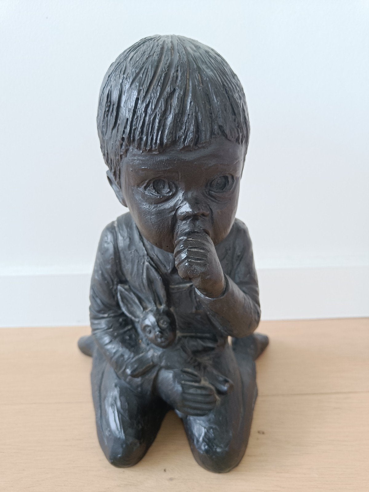 beeld jongen met konijn, Enlèvement, Statue