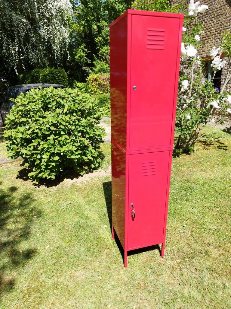 Rode metalen kast, Ophalen