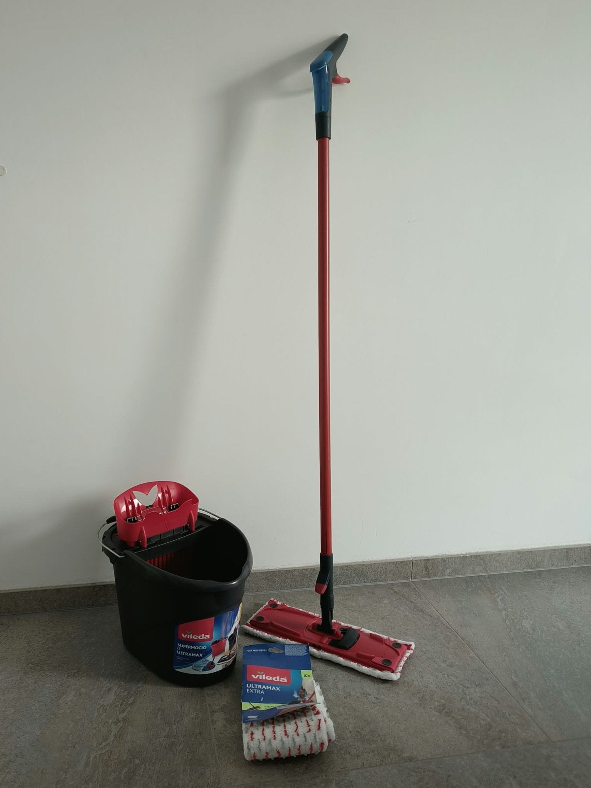 Vileda Ultramax avec balai pulvérisateur, 3 nouveaux chiffon, Maison & Meubles, Enlèvement, Seau, Bac ou Chariot à balais