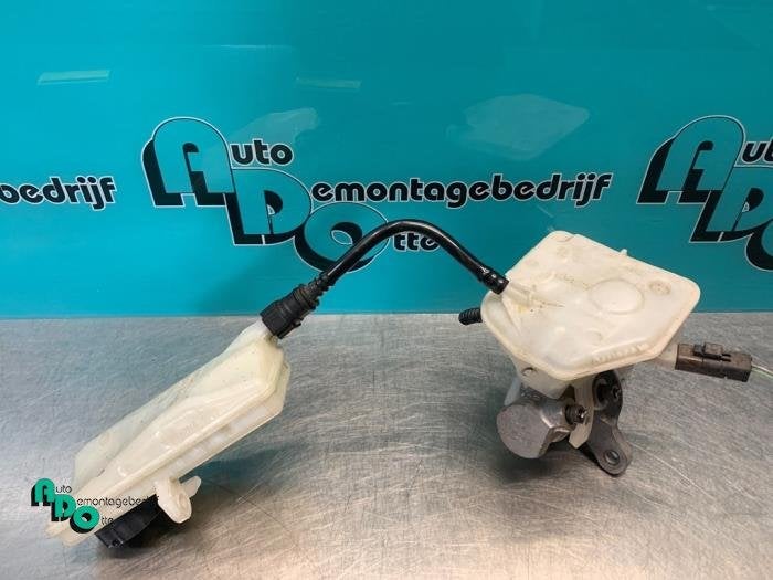 Cylindre de frein principal d'un Peugeot 308 (308 08-), -, 3 mois de garantie, Utilisé, -