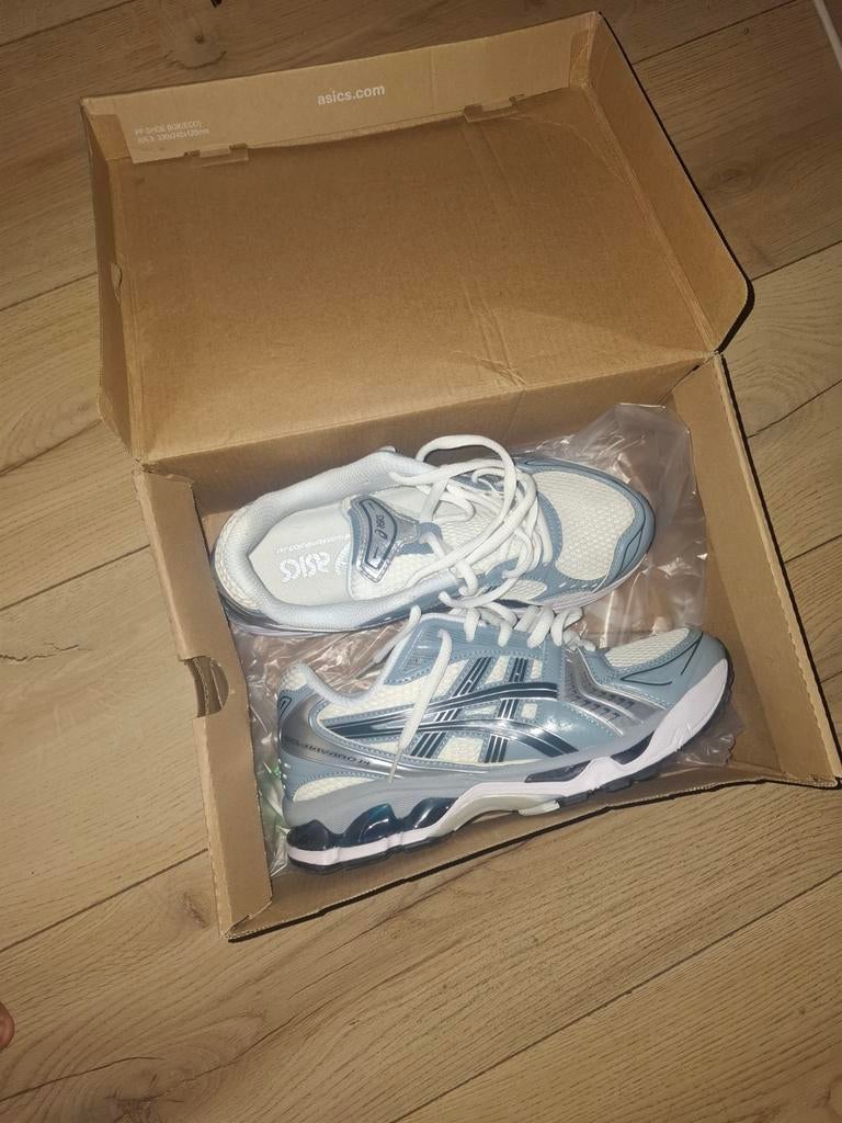 Asics, Enlèvement