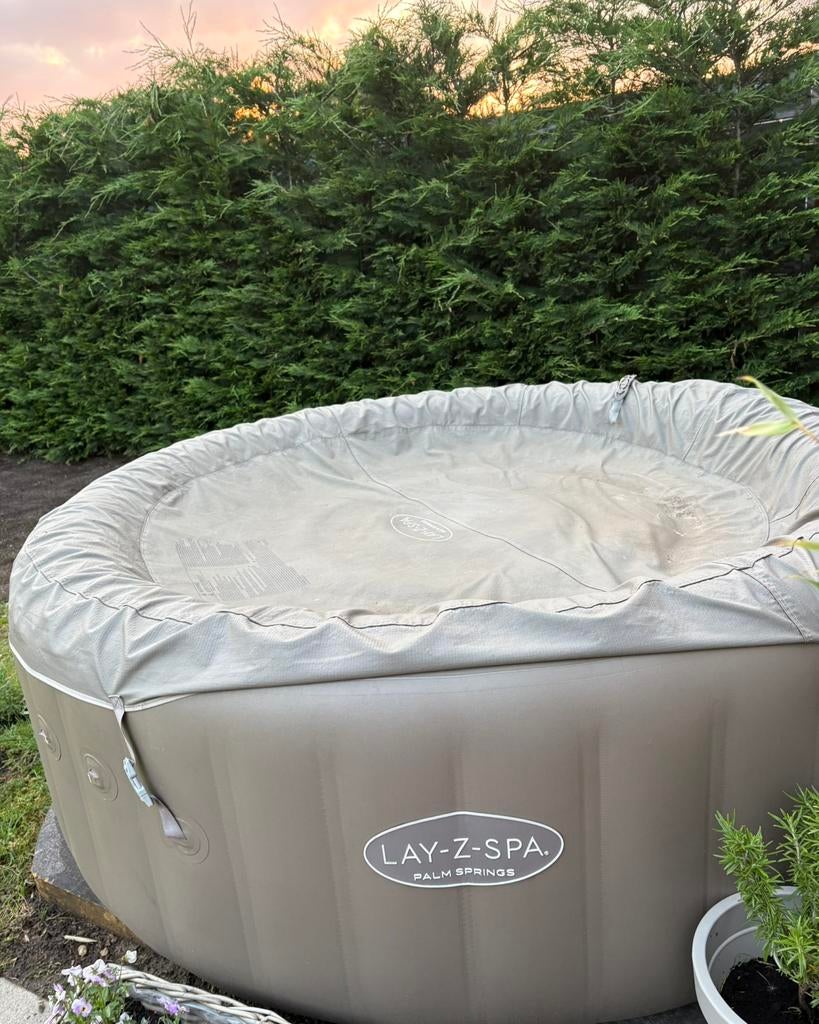 Bestway Lay-z-spa PALM SPRINGS (pomp lekt-loopt uit), Tuin en Terras, Bubbelbaden en Hottubs, Gebruikt, Opblaasbaar, Afdekzeil