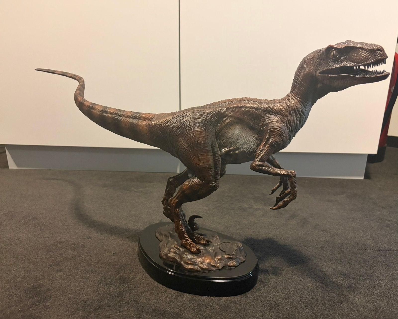 Dino dream Jurassic Park Faux Bronze Velociraptor, Enlèvement ou Envoi, Comme neuf