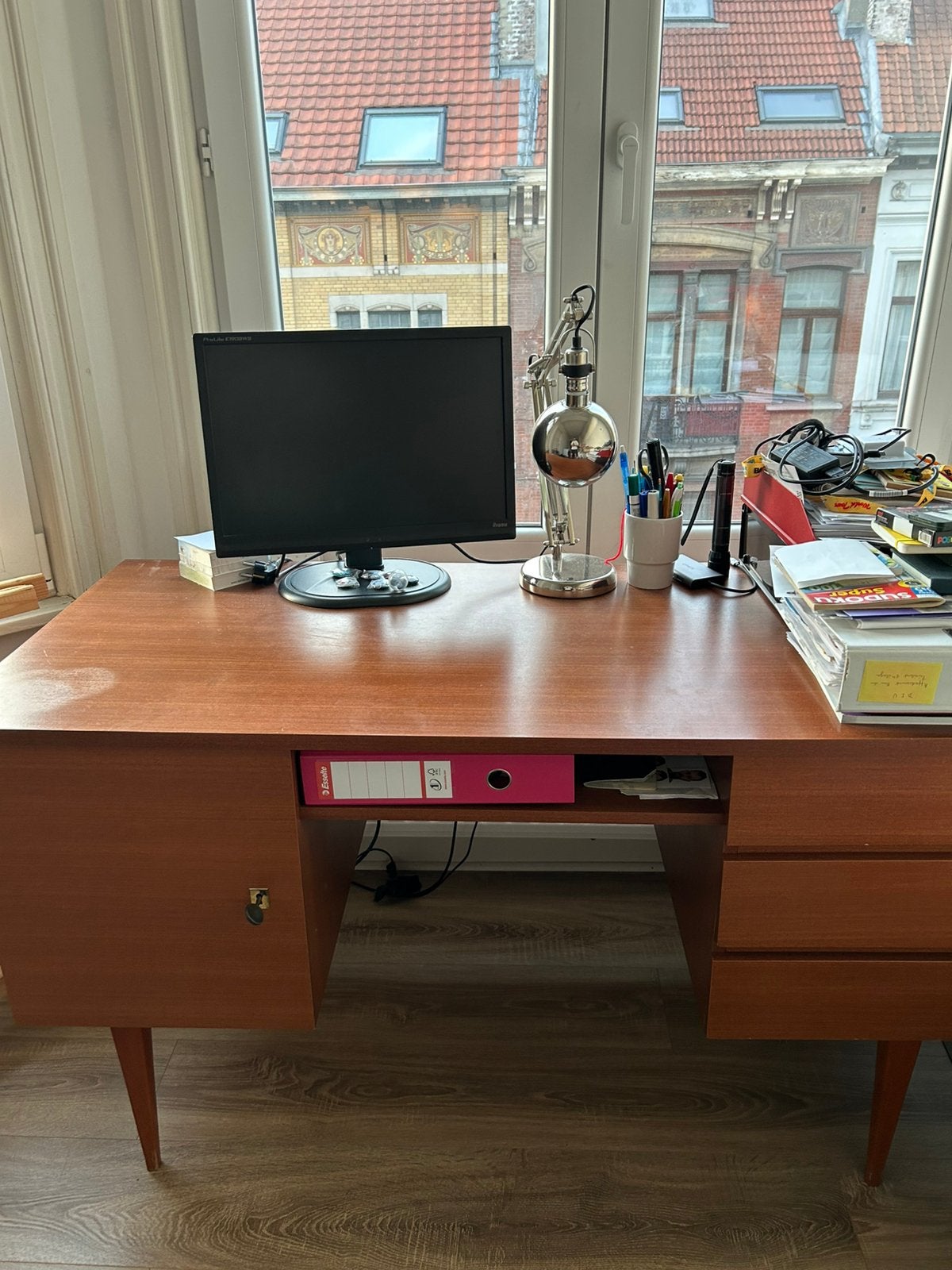 Joli bureau vintage, Vintage, Avec tiroirs, Enlèvement, Bureau-armoire combiné