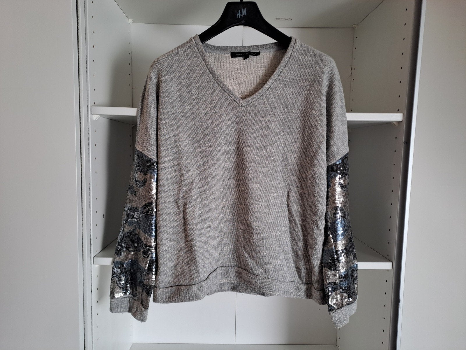 Pull gris brillant t L avec sequins sur les manches, Taille 42/44 (L), Gris, Enlèvement ou Envoi, Astrid black label