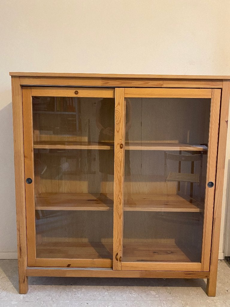 Grenen vitrinekast in perfecte staat, Huis en Inrichting, Ophalen, 100 tot 150 cm, Zo goed als nieuw, 25 tot 50 cm