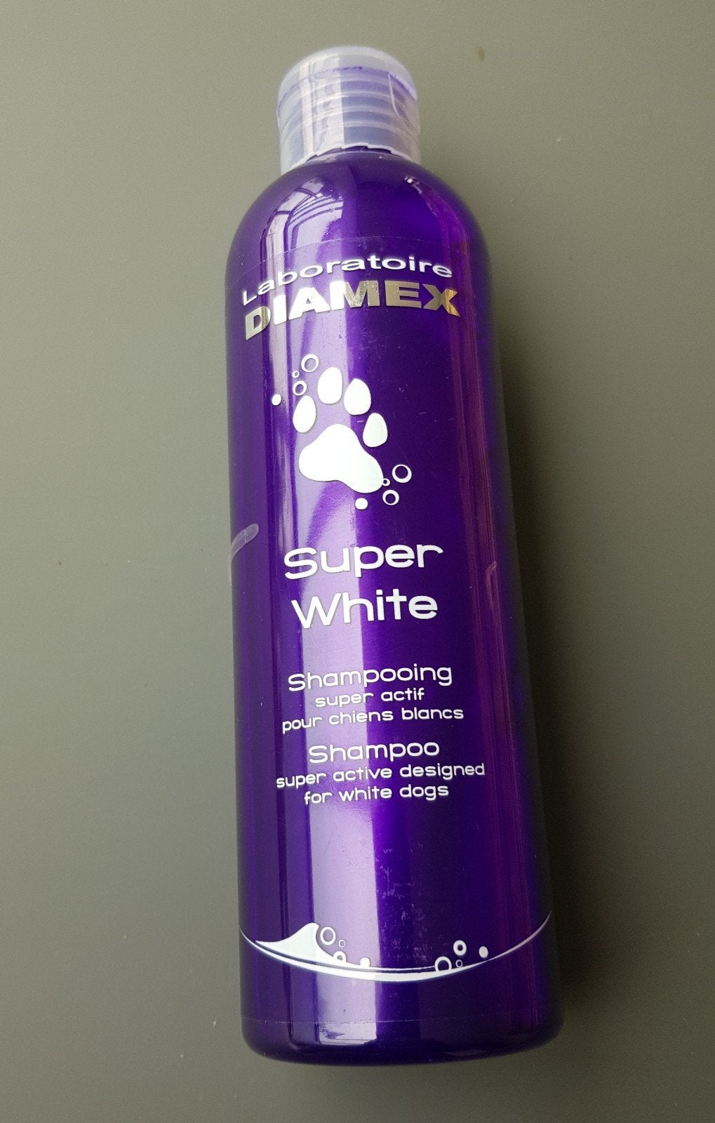 Shampooing pour chiens blancs, Enlèvement