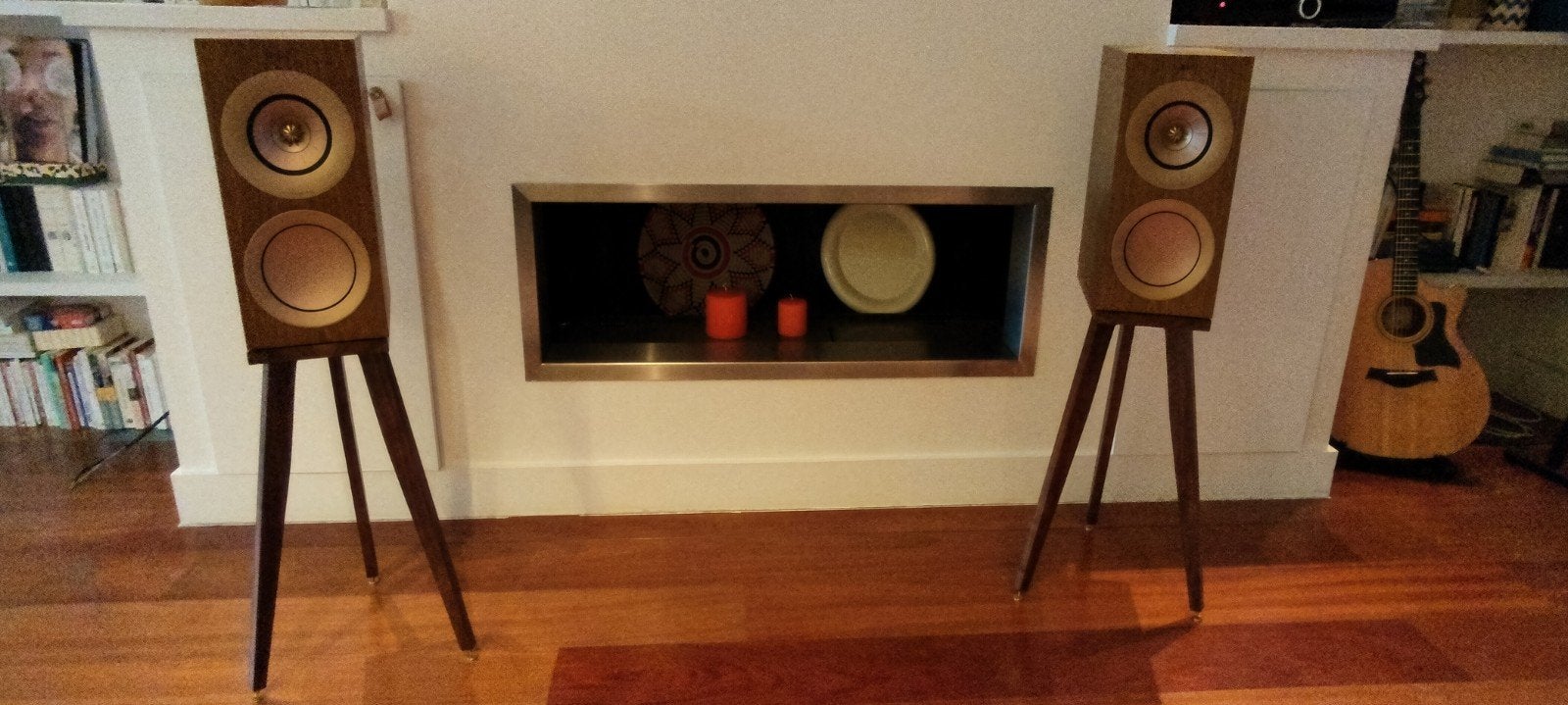 KEF R3 with custom made walnut stands, TV, Hi-fi & Vidéo, Enceintes, Enlèvement ou Envoi, KEF