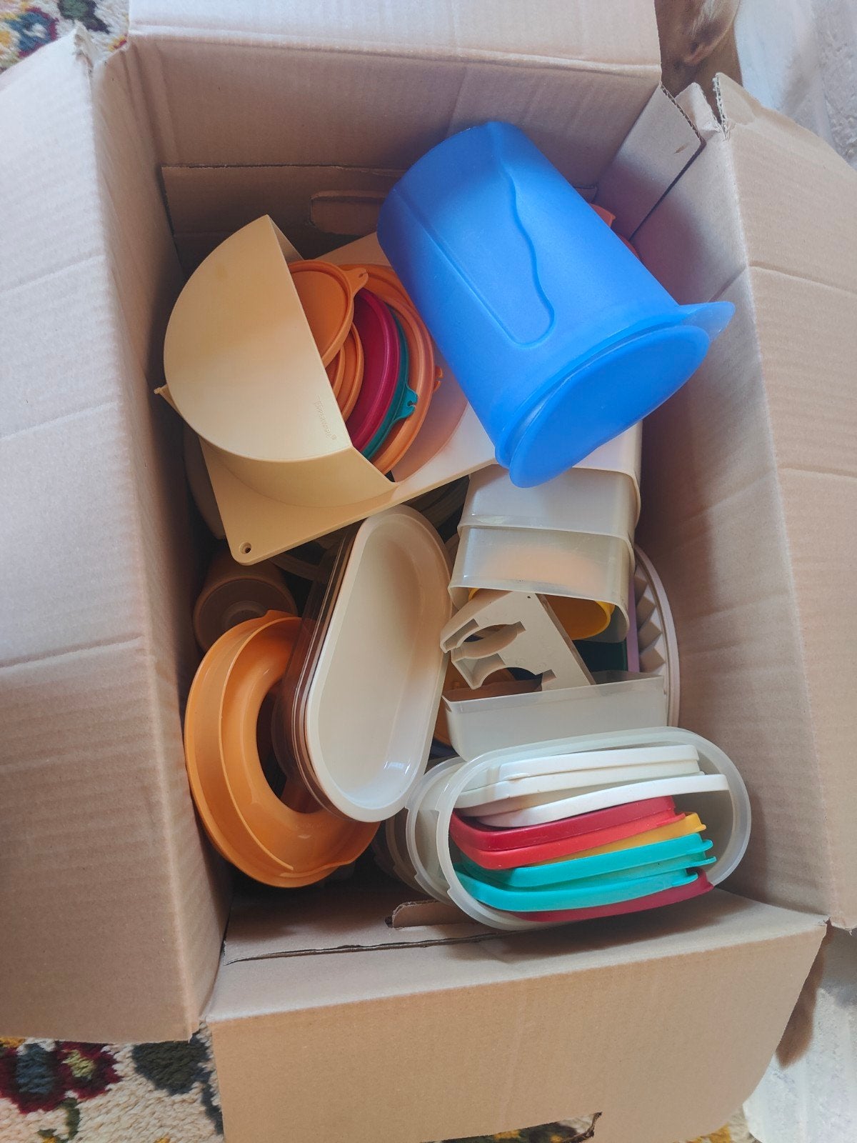 Boîte pleine de Tupperware - 20 EUR, Maison & Meubles, Cuisine| Tupperware, Enlèvement, Utilisé