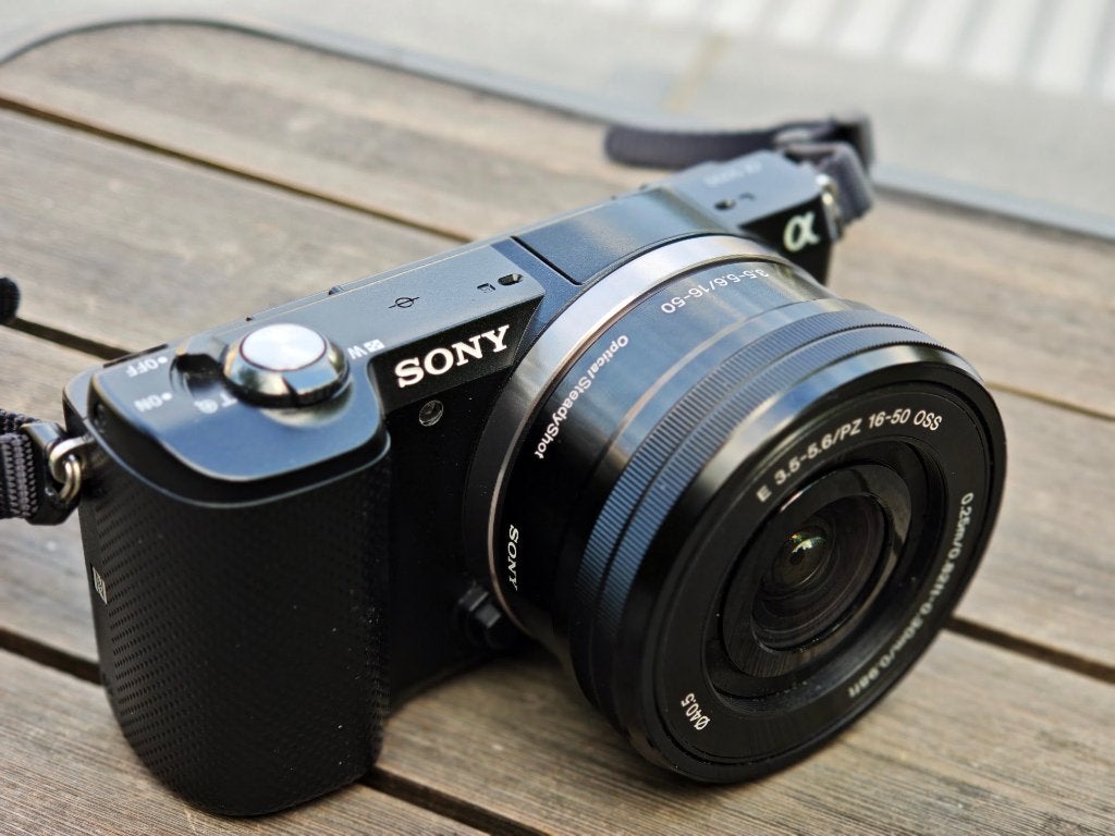 Sony Alpha A5000 zwart + 16-50mm OSS – minder dan 350 foto's, Batterie, 20 mégapixels, Comme neuf, Enlèvement