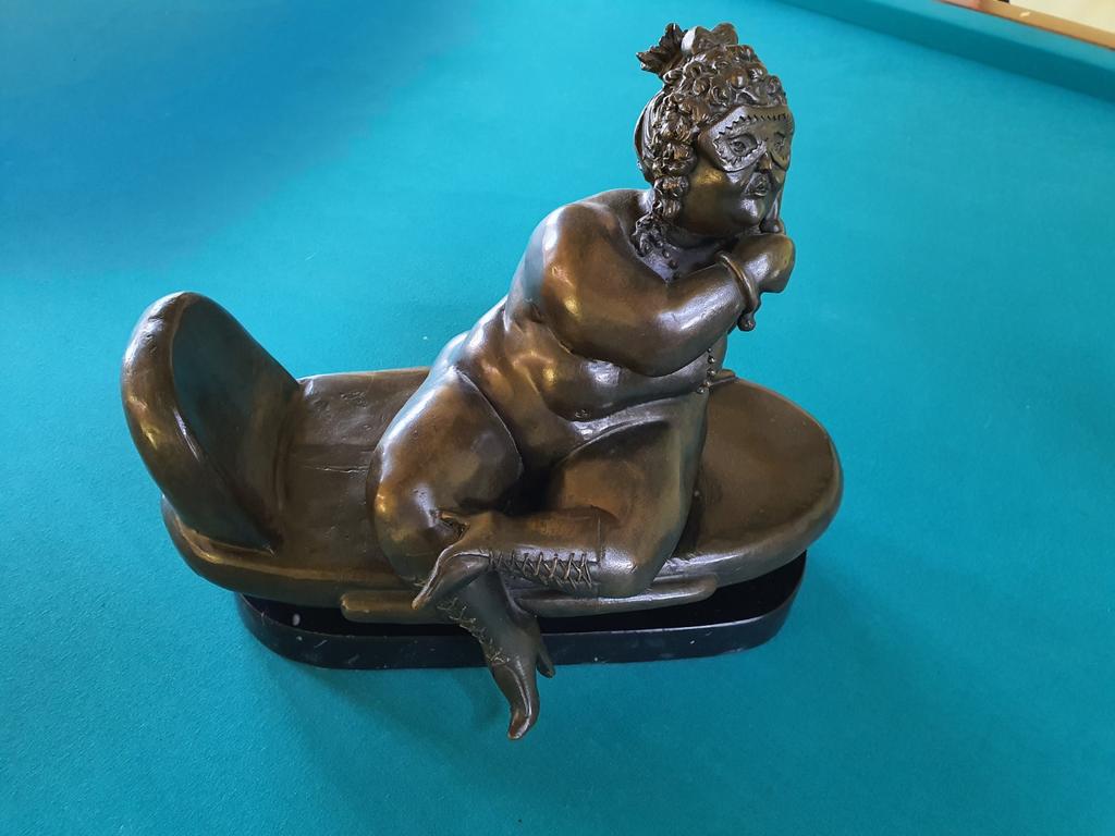 Bronzen art deco beeld - corpulente dame met masker, Ophalen of Verzenden
