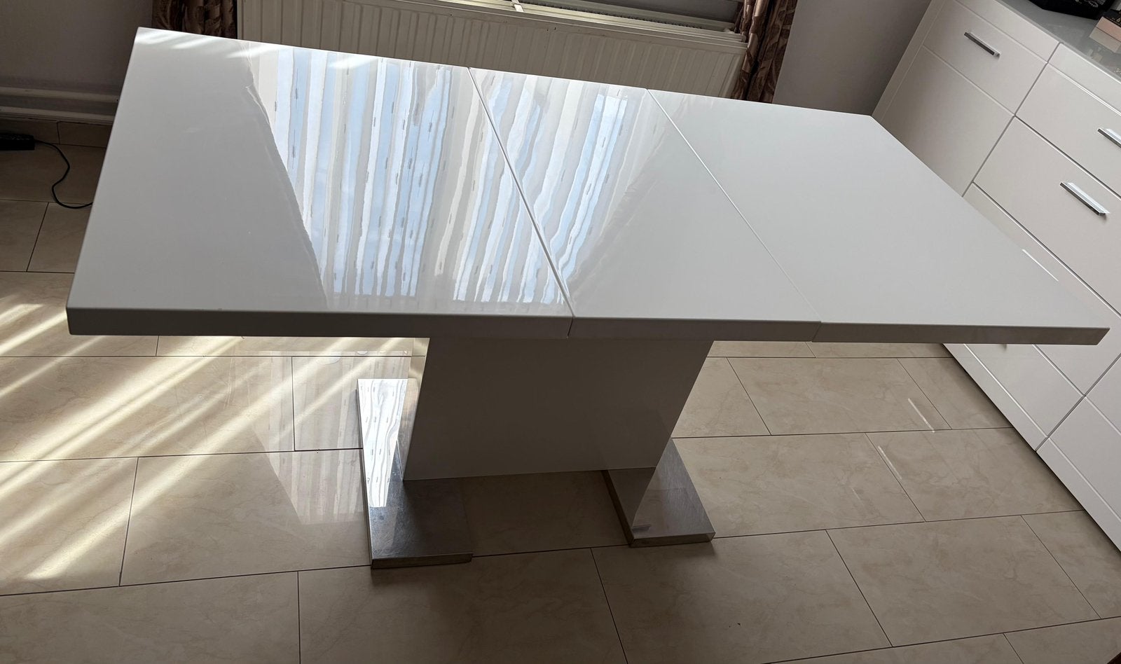 Uitschuifbare witte tafel in perfecte staat!, Antiek en Kunst, Antiek | Meubels | Tafels, Ophalen of Verzenden