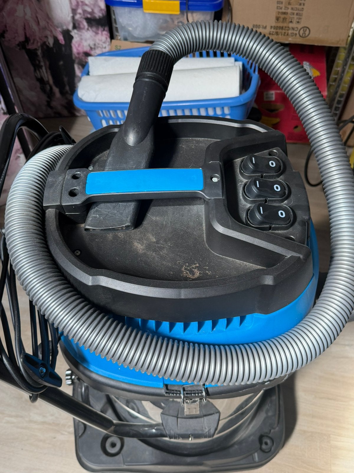 Aspirateur, Electroménager, 1600 à 2000 watts, Réservoir, Convient aux sols durs, Enlèvement