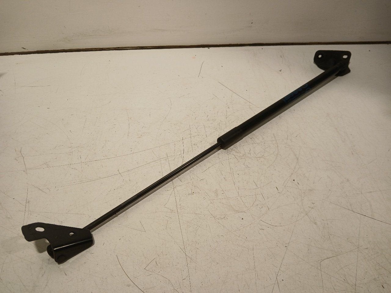 Gasdrukveerset achter Ford Focus, Onderdelen@venauto.nl, Van der Ven Autorecycling B.V., Ettenseweg 76, 4706 PB Roosendaal, The Netherlands