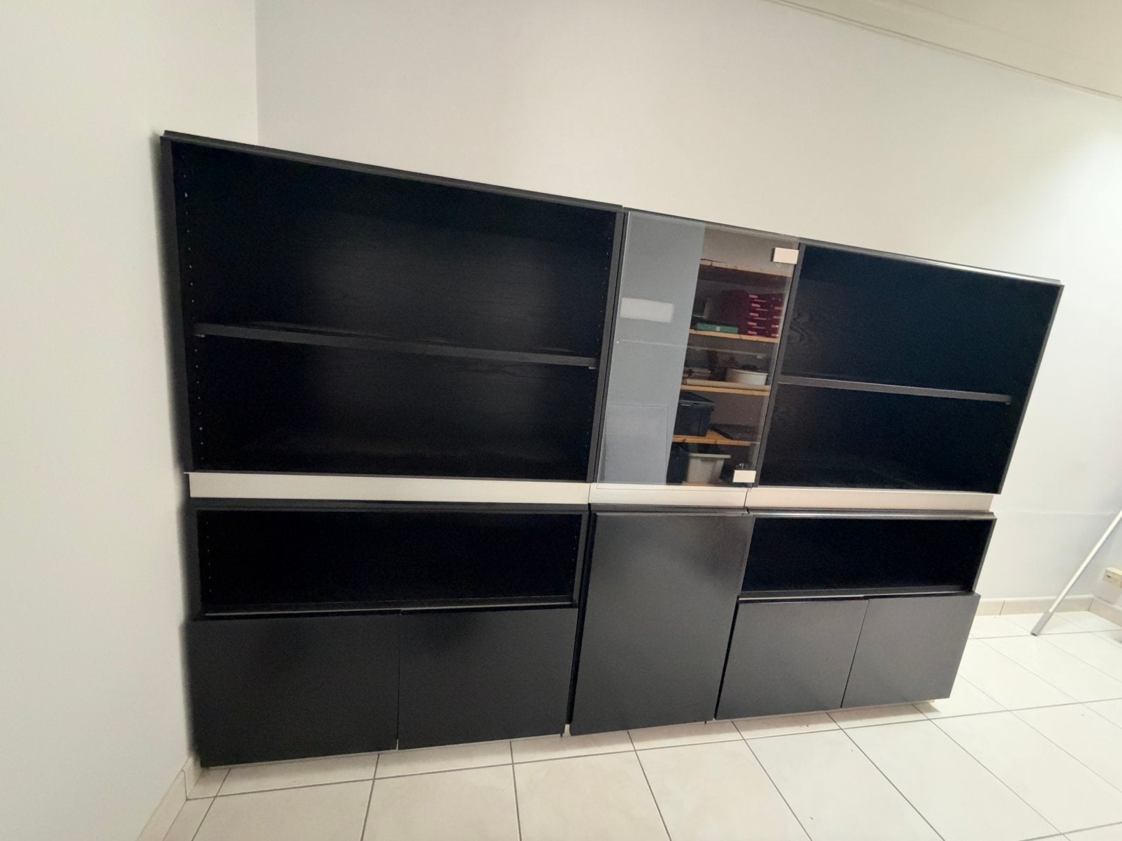 Vintage jaren ’70 wandkast / wandmeubel – zwart met glas, Ophalen, Gebruikt