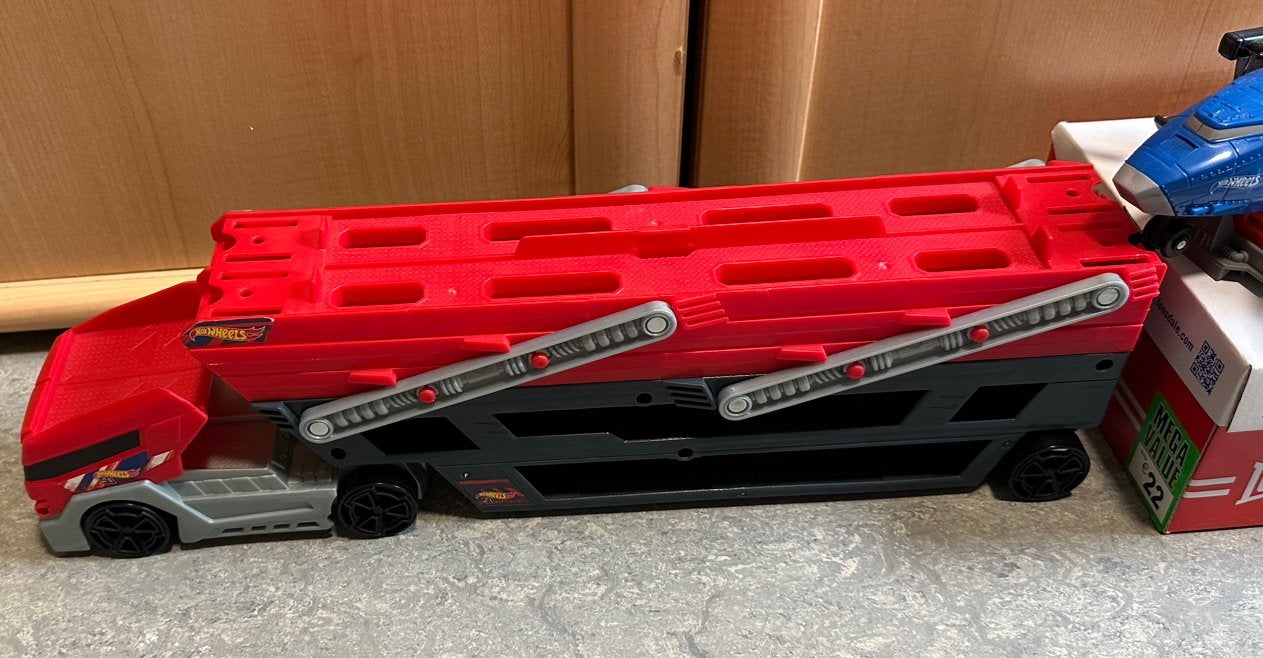Camion Hot Wheels + hélicoptère et 22 voitures, Enlèvement ou Envoi, Comme neuf