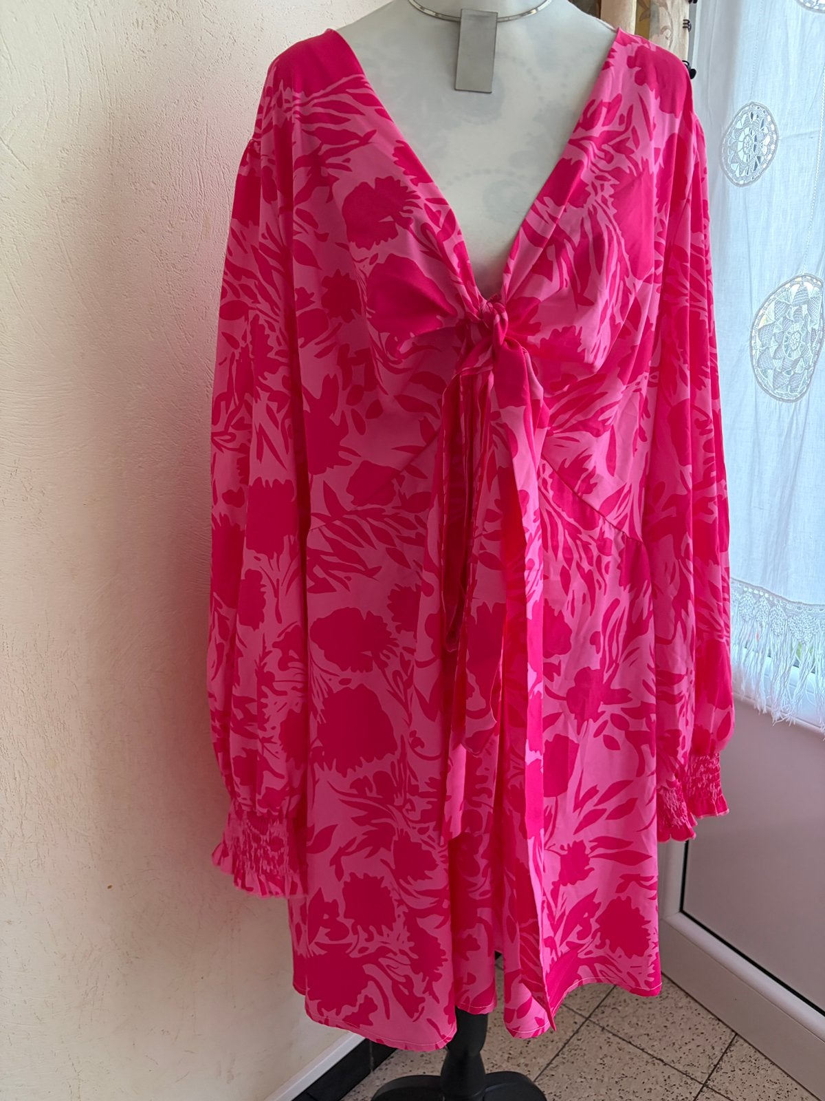Fuchsiaroze tuniek/blouse met bloemenprint in groot formaat, Kleding | Dames, Grote Maten, Ophalen of Verzenden, Zo goed als nieuw