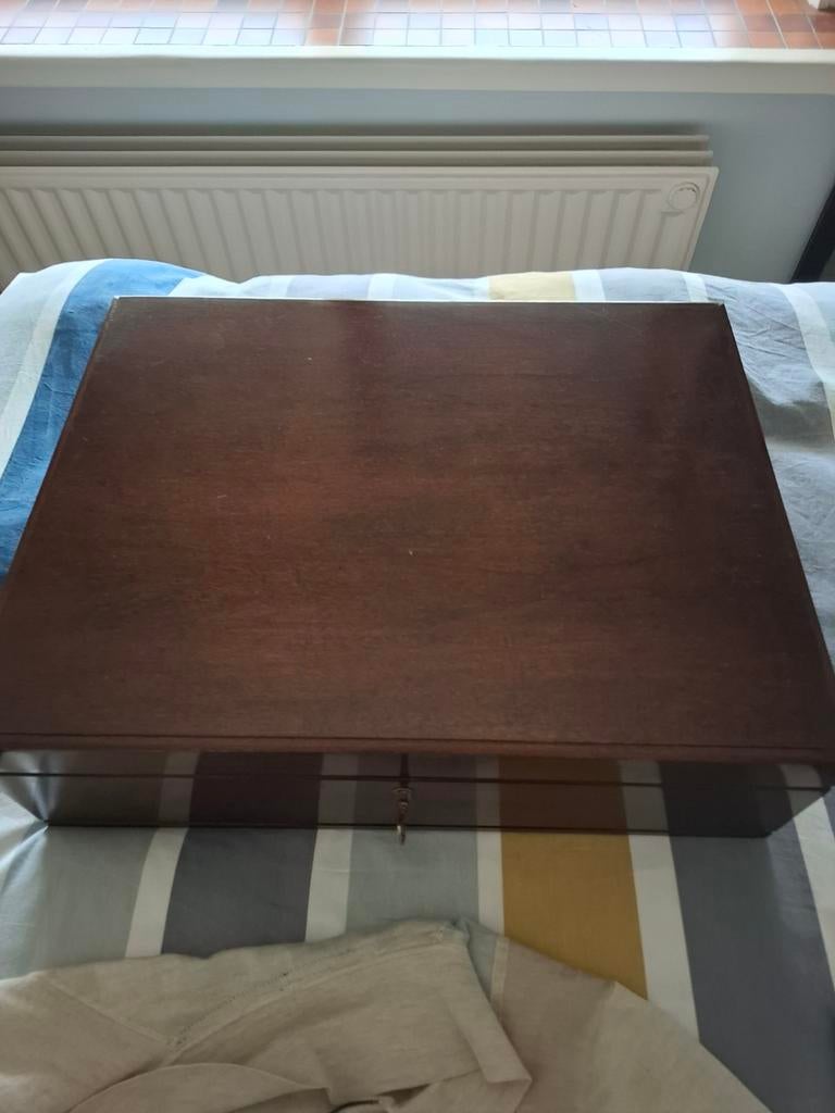 Oude houten box mooi bekleed en met retro stenen in geplaats, Huis en Inrichting, Ophalen