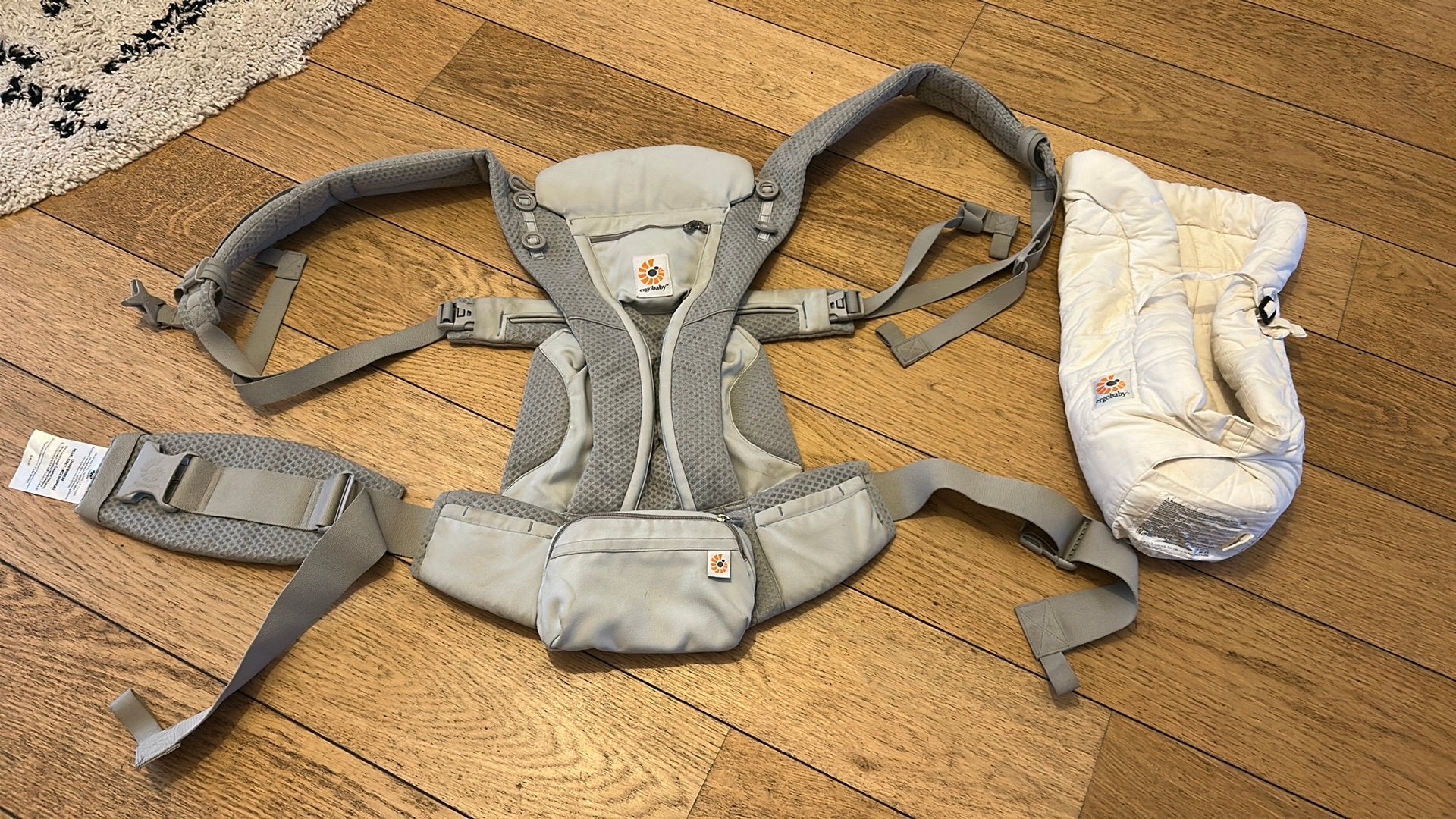 Ergobaby gris avec coussin pour nouveau né, Enfants & Bébés, Enlèvement, Comme neuf