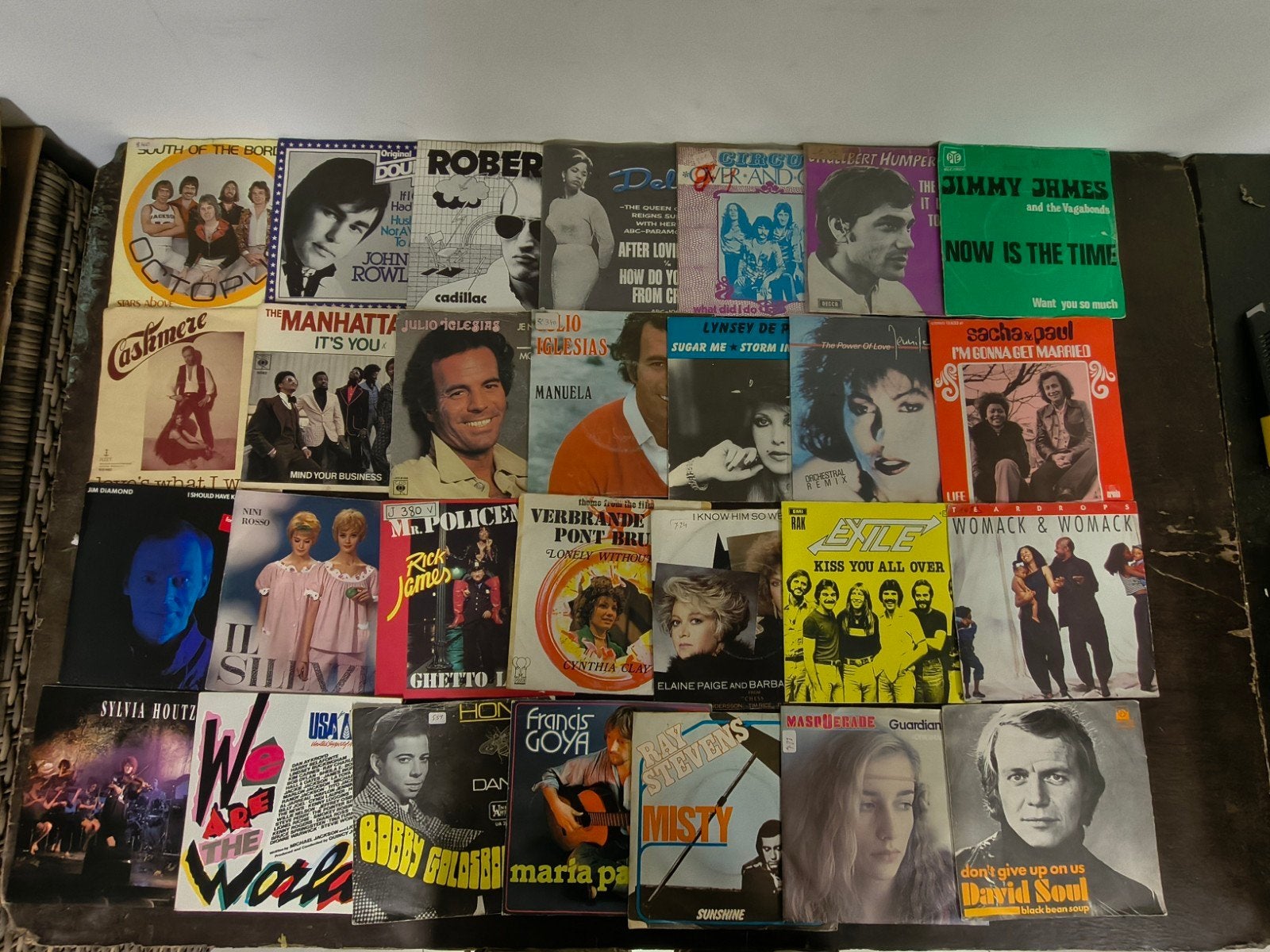 Singles à vendre, Livres, Journaux & Revues, Enlèvement
