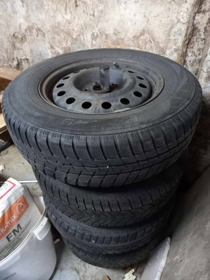 Jantes avec pneus hiver hyundai IX35 215/70 R16 130 €, Enlèvement, Pneus hiver, Pneu(s)