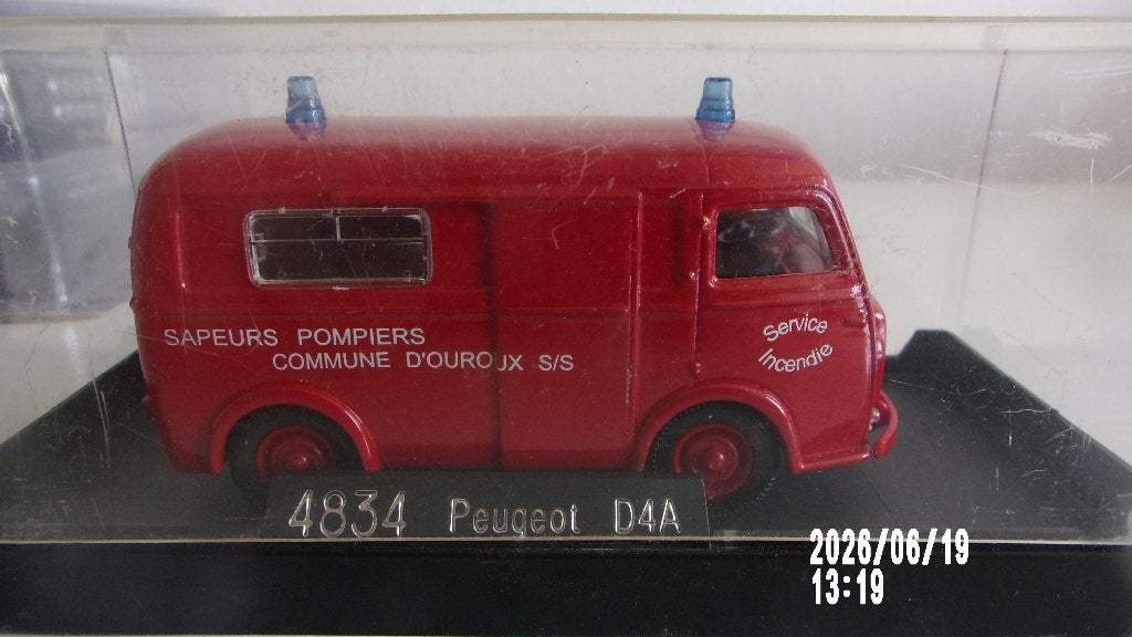 RARE & VIEUX PEUGEOT D4A POMPIERS.1/43 SOLIDO SUPER ETAT, Enlèvement ou Envoi, Comme neuf, Voiture, Solido