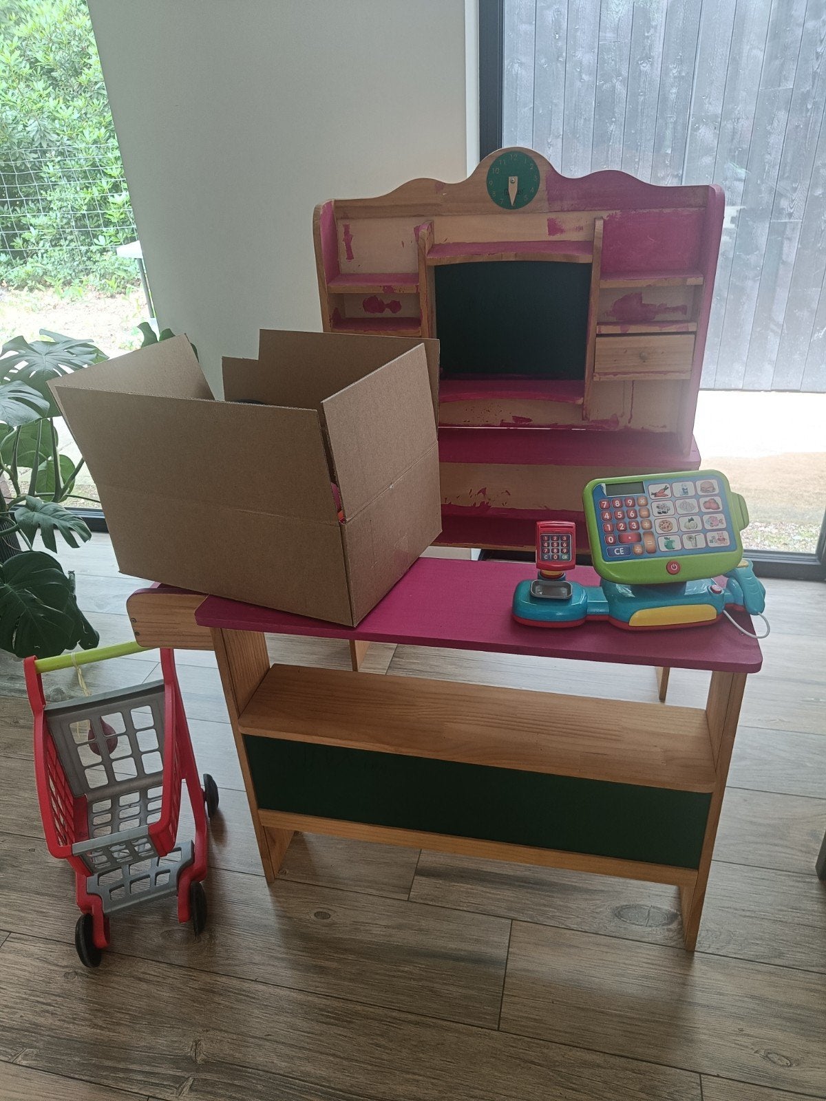 Houten winkeltje, Ophalen